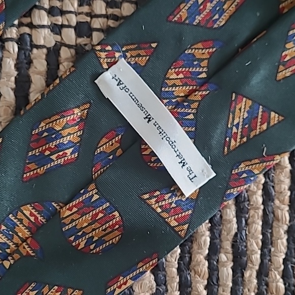 METROPOLITAN MUSEUM OF ART SILK NECK TIE - Picture 2 of 4